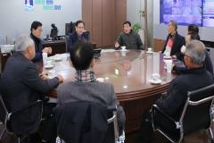 전직주민자치위원장협의회 이웃돕기 쌀 기부 전달식4번 사진